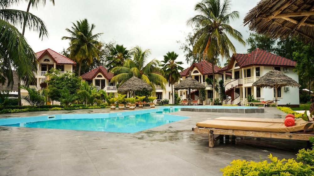 Smiles Beach Hotel — 1
