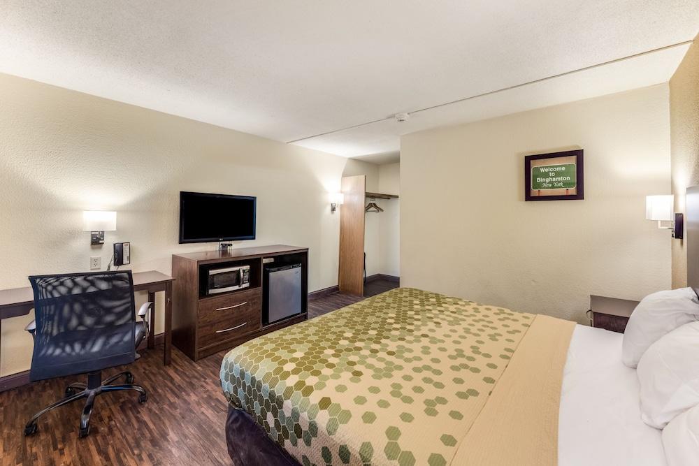 Econo Lodge Inn And Suites — 8