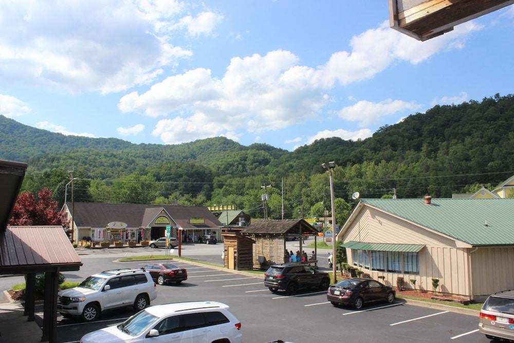 GREAT SMOKIES INN CHEROKEE — 6