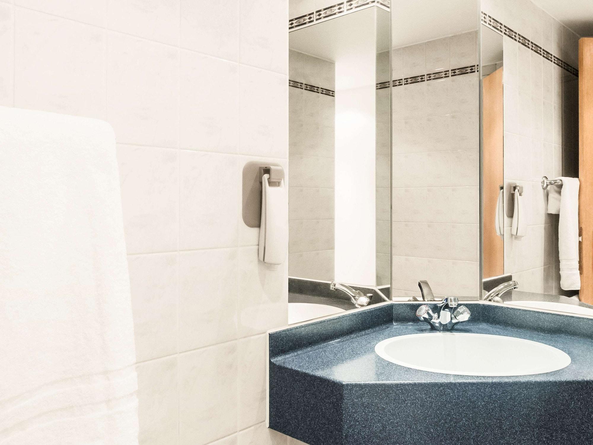 Ibis Rotherham East - M18 - M1 — 4