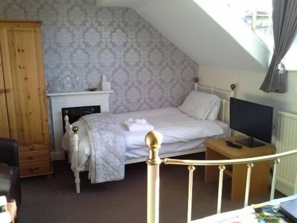 Ellerbrook House — 8