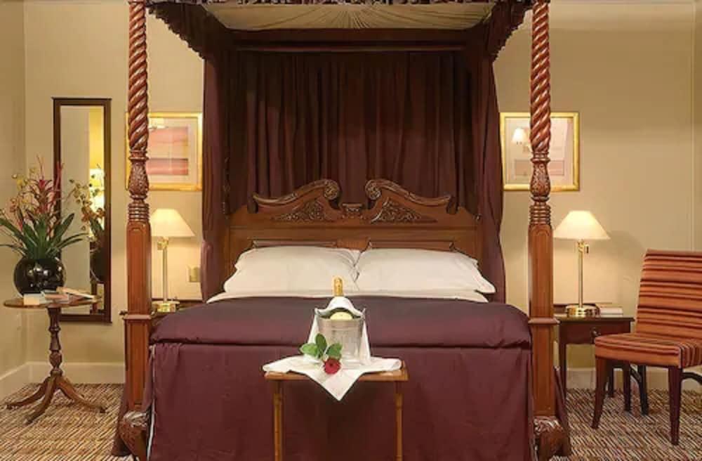 OLD SWAN HOTEL — 4