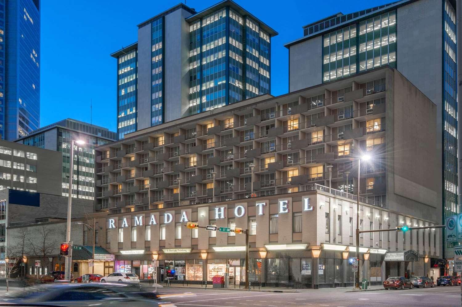 Ramada Plaza By Wyndham Calgary Downtown 83786