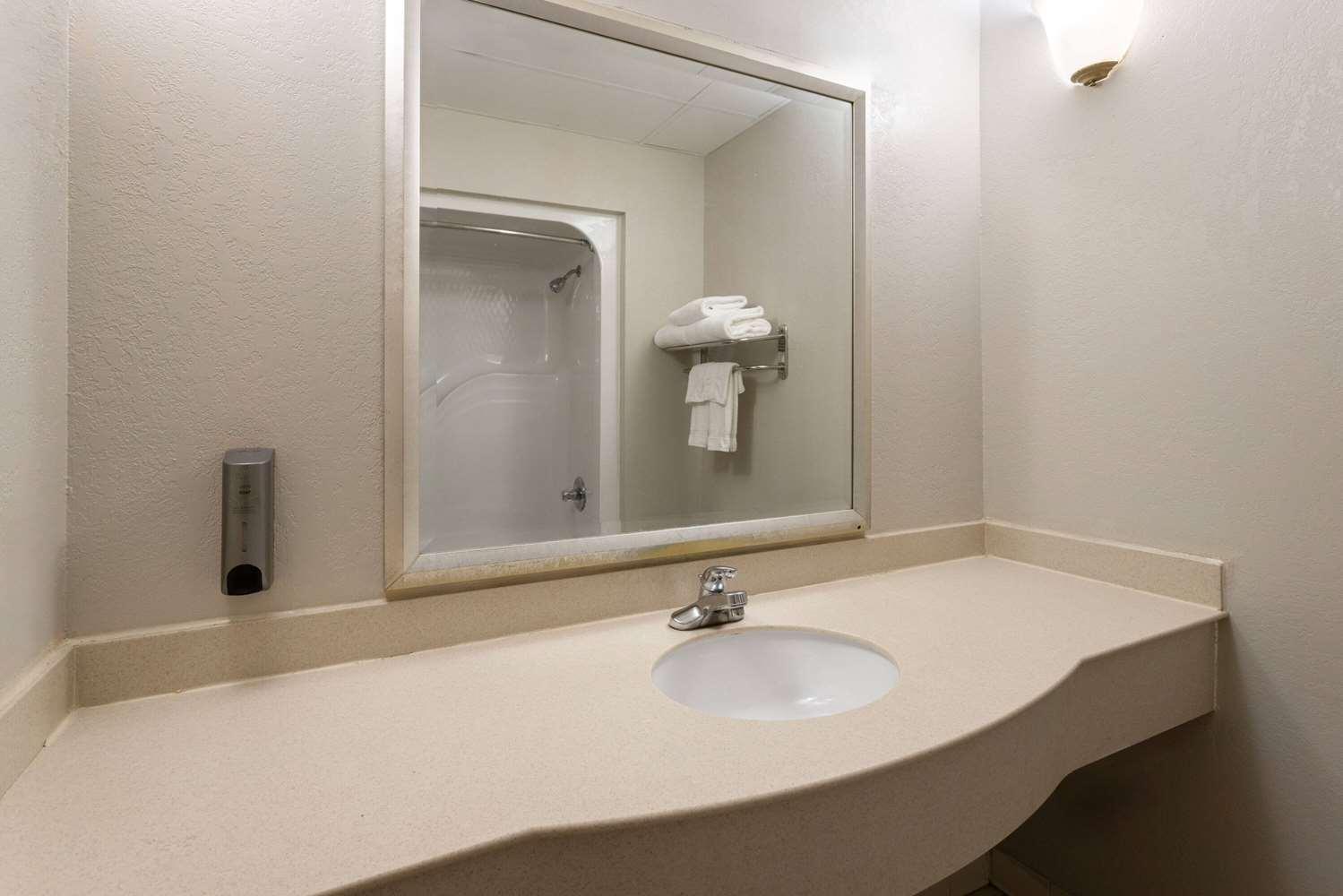 Days Inn & Suites by Wyndham Albany — 5