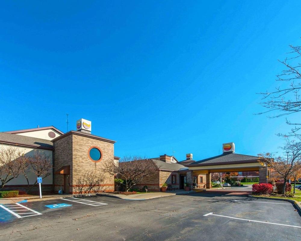 Comfort Inn & Suites Erie - Splash Harbor Indoor Waterpark