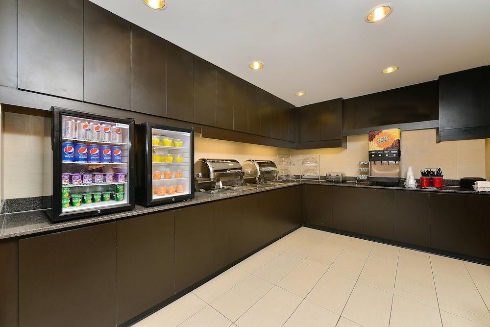 RESIDENCE INN CHAMPAIGN — 7