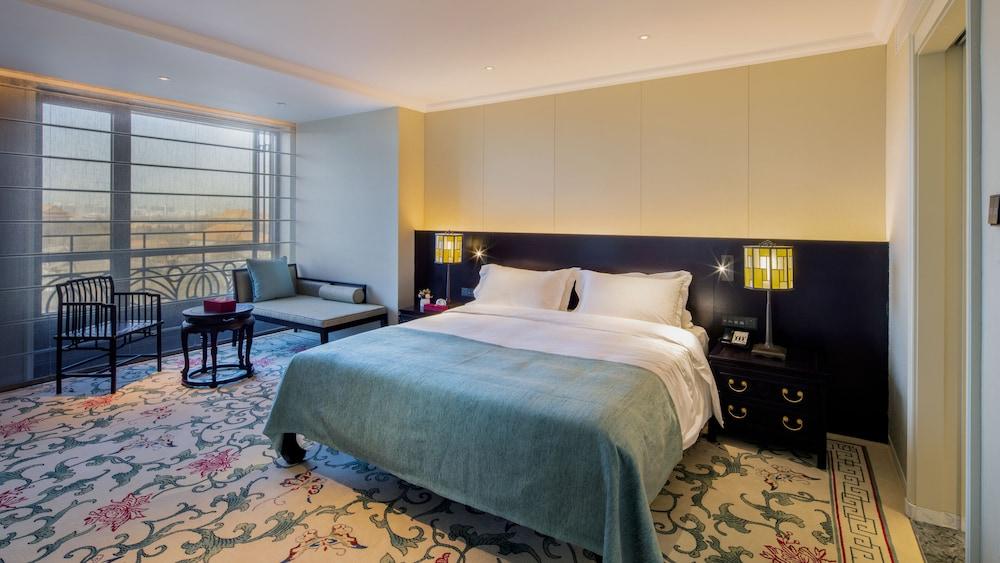 GRAND HOTEL — 9