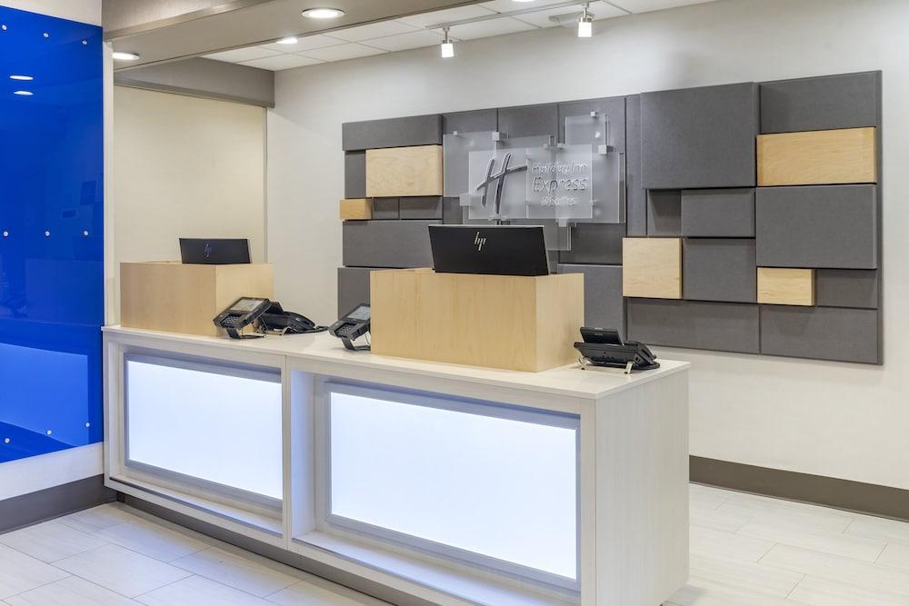 Holiday Inn Express Hotel and Suites Albuquerque Midtown — 3