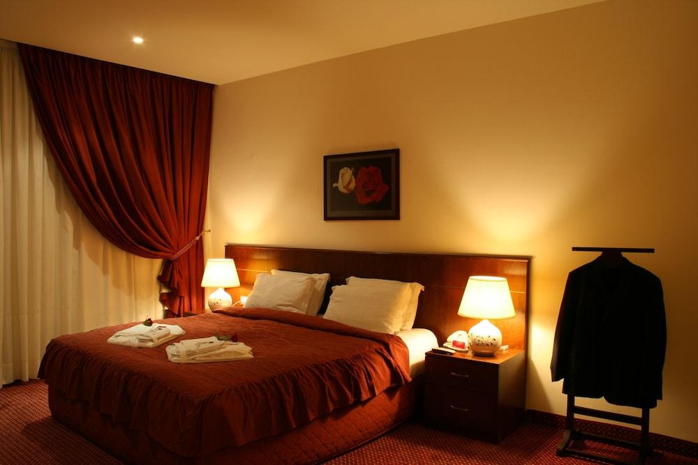 MARKAZIA SUITES — 10