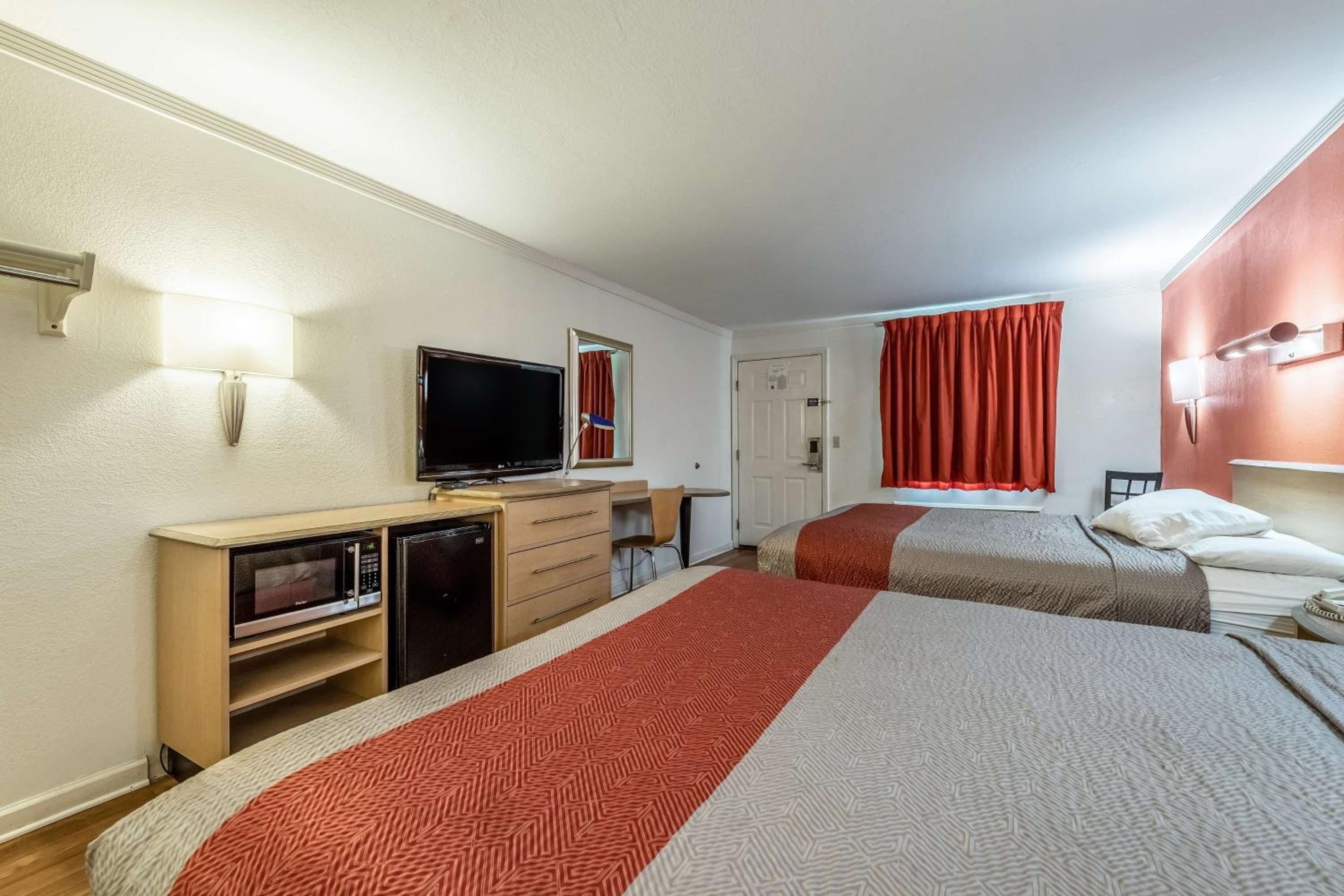 Motel6 Gatlinburg, TN - Smoky Mountains — 7
