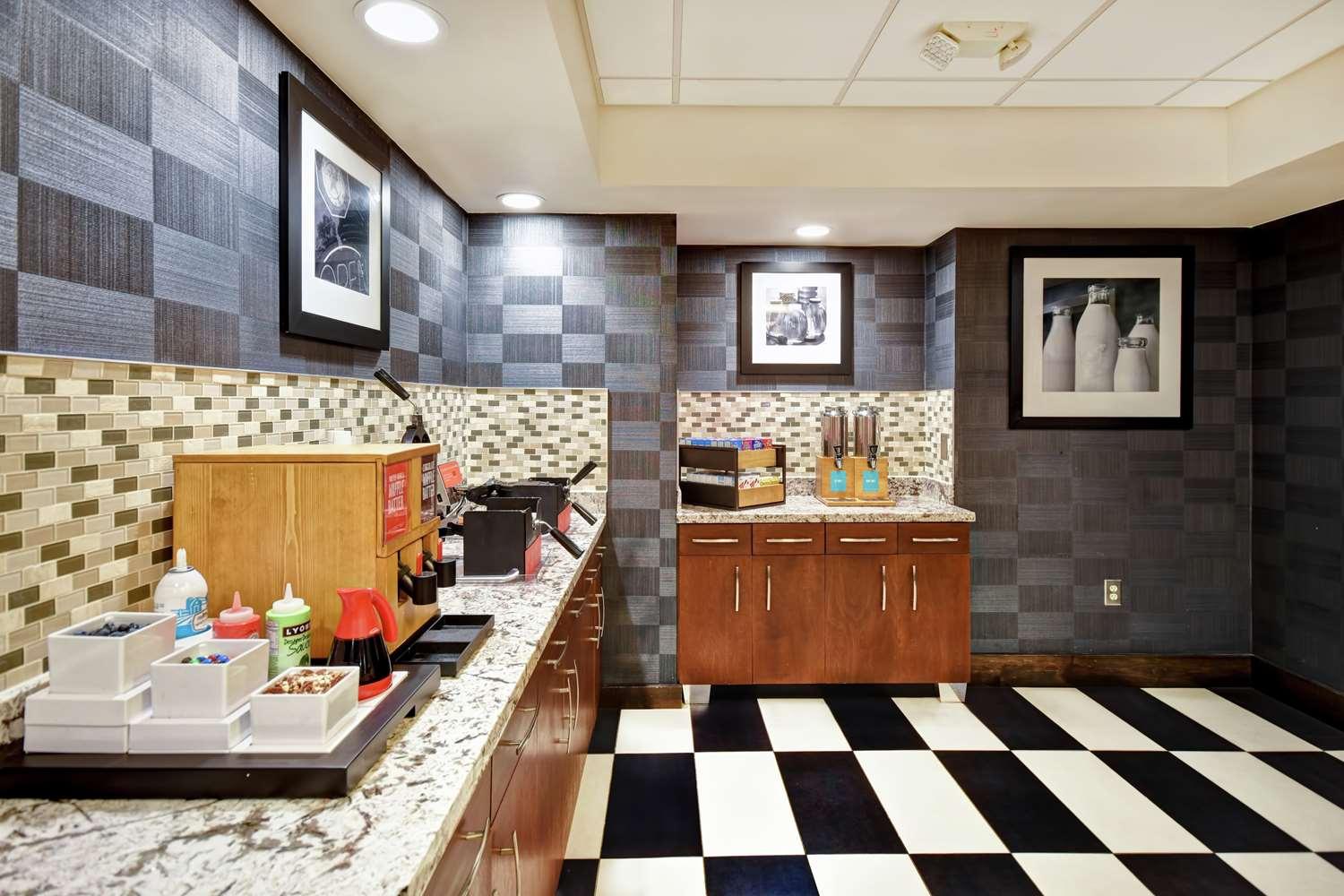 Hampton Inn Auburn — 8