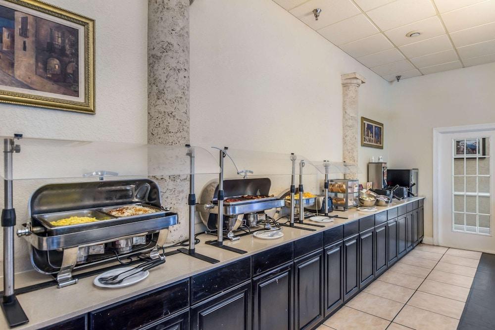 Clarion Inn and Suites Central Clearwater Beach FL — 10