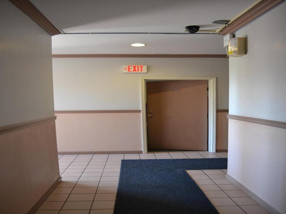 West Plaza Hotel Desekel — 10