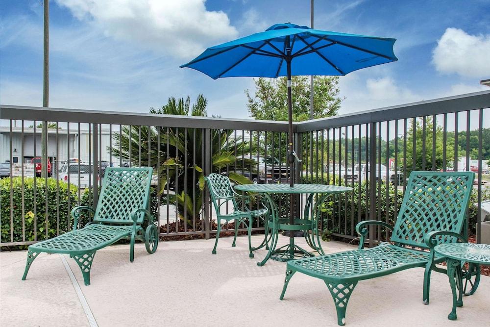 Hampton Inn Douglas — 7