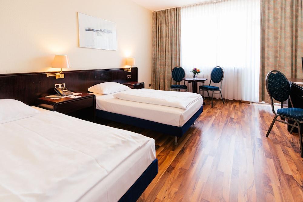 HOTEL EXCELSIOR 8174 — 10