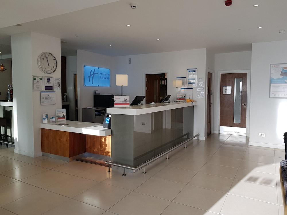 Holiday Inn Express Wakefield — 5