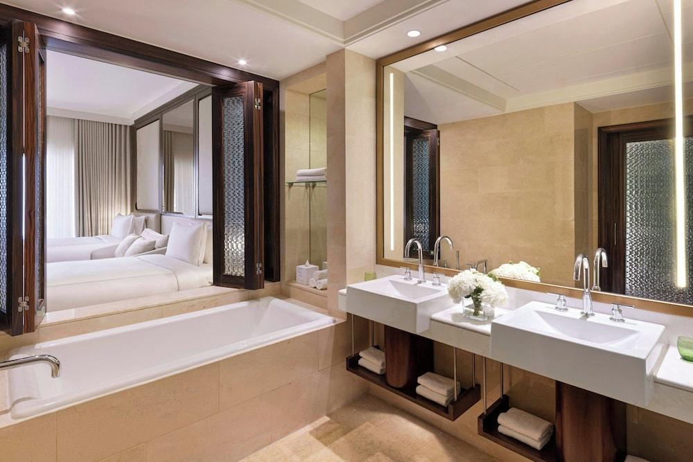 The Ritz Carlton Abu Dhabi Grand Canal — 6