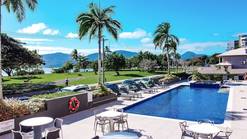Cairns Harbourside Hotel — 1