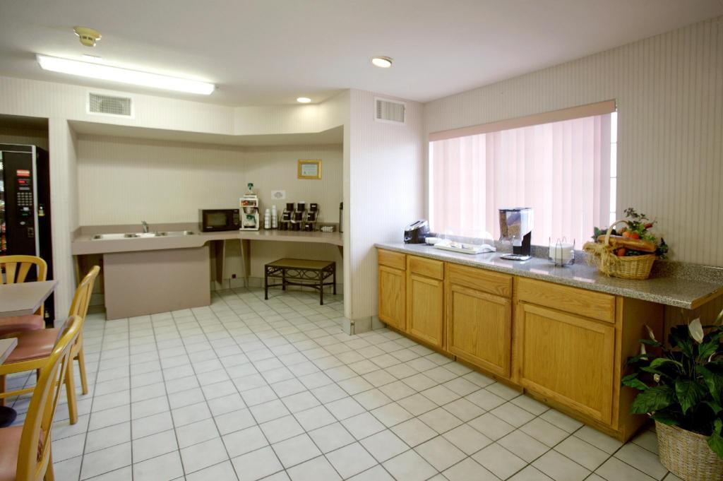 Americas Best Value Inn Addison Dallas — 8