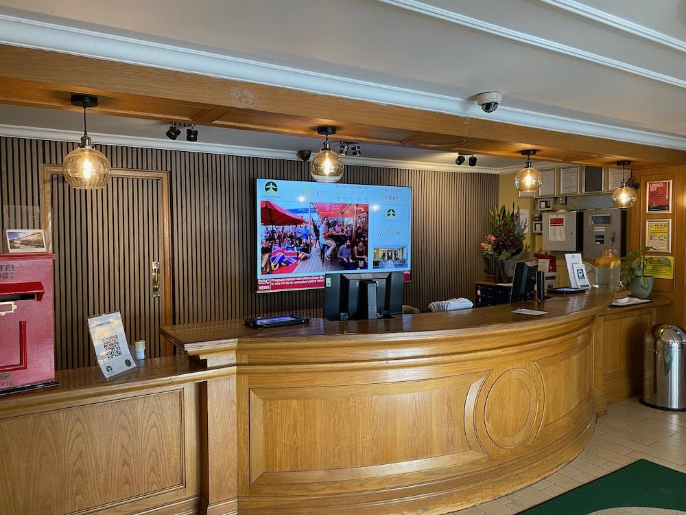 Airport Inn Manchester Hotel and Spa — 8