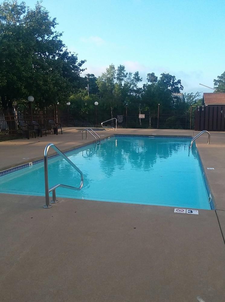 Days Inn by Wyndham Hot Springs — 10