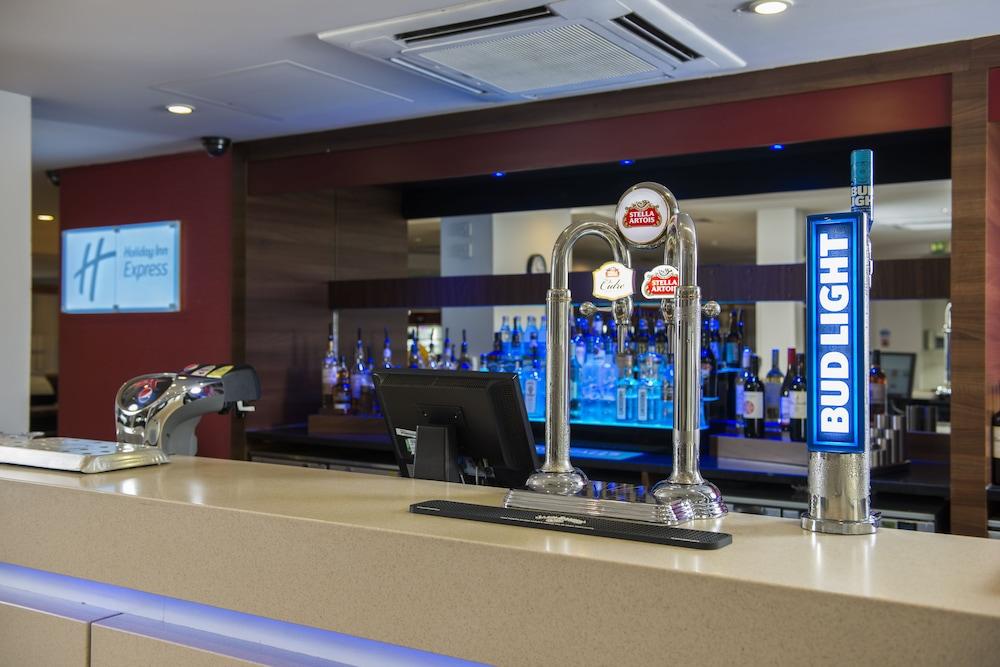 EXPRESS BY HOLIDAY INN GLASGOW AIRPORT — 7