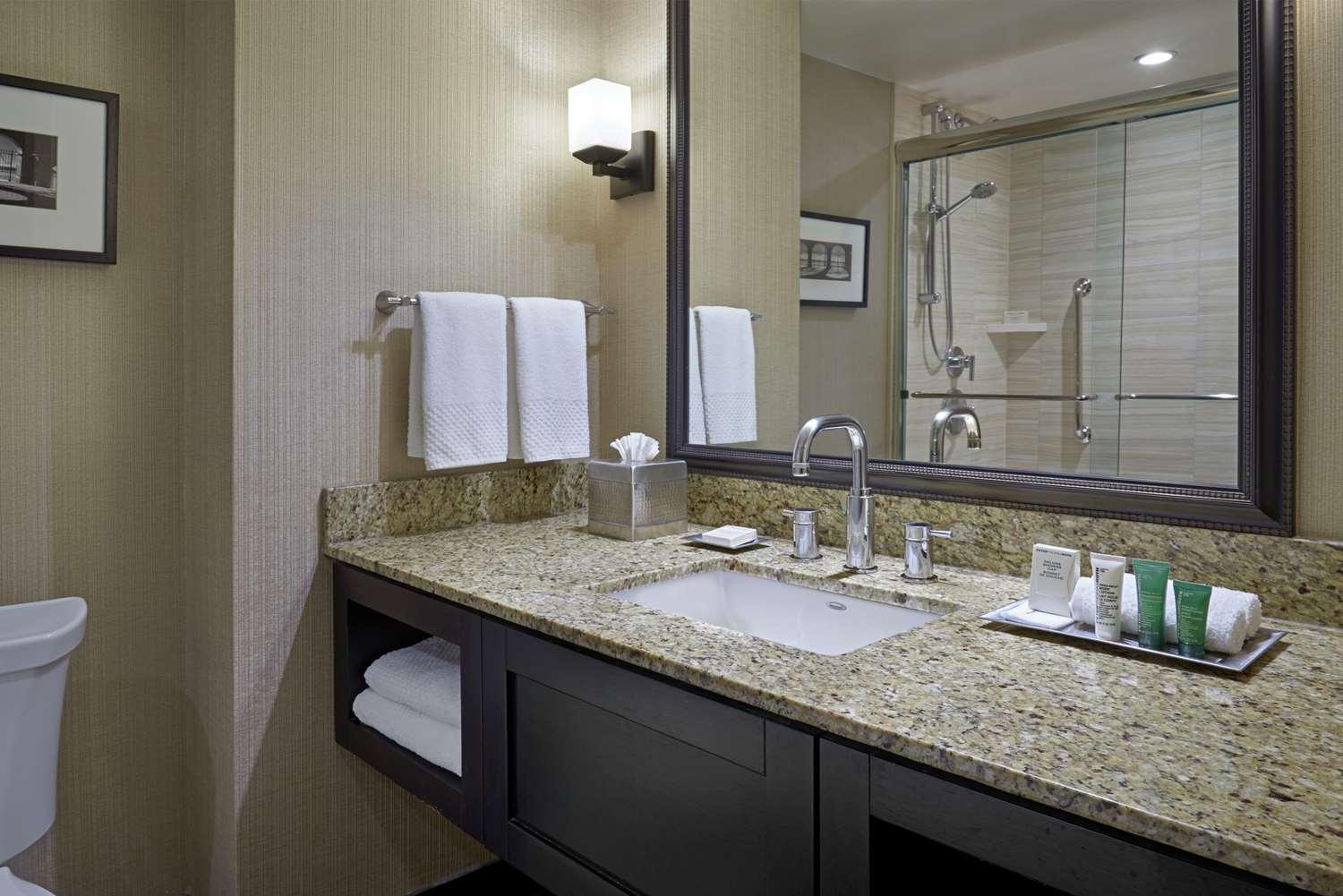 Hilton Toronto 3194 — 4