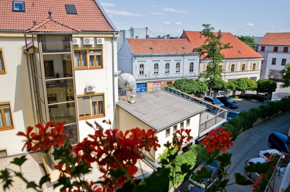 BEST WESTERN HOTEL CAPITAL — 3
