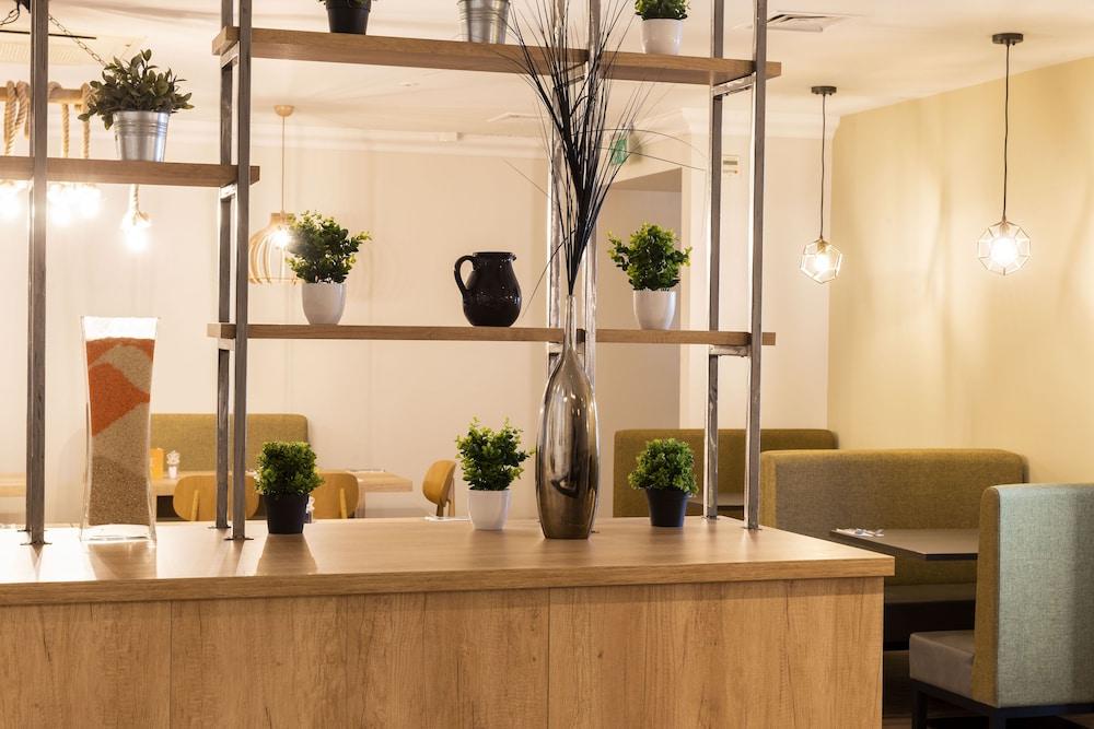 HOLIDAY INN BIRMINGHAM M6 J7 — 8
