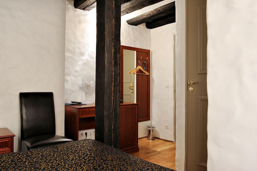 GOTTHARD HOTEL 916565 — 5