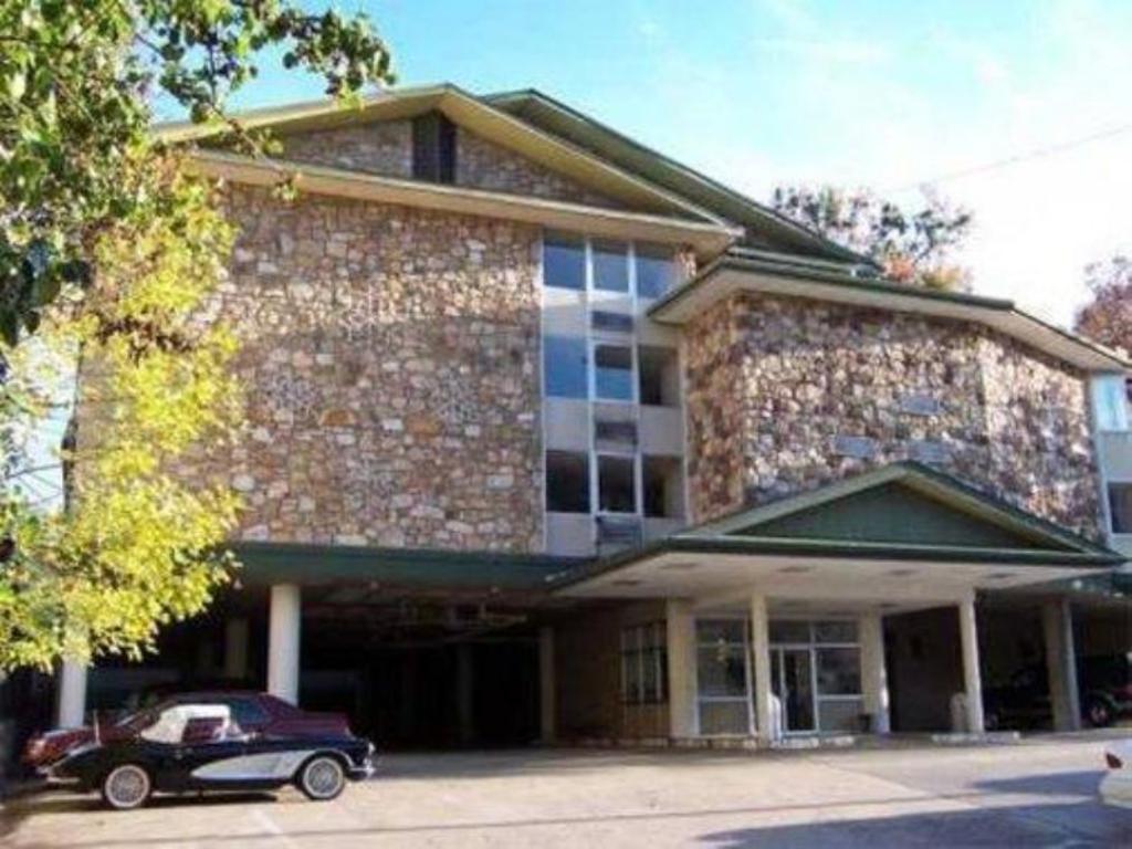 Reagan Resorts Inn — 4