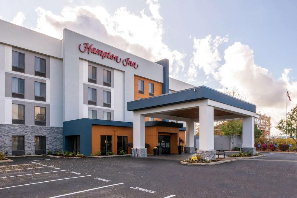 Hampton Inn Eugene — 3