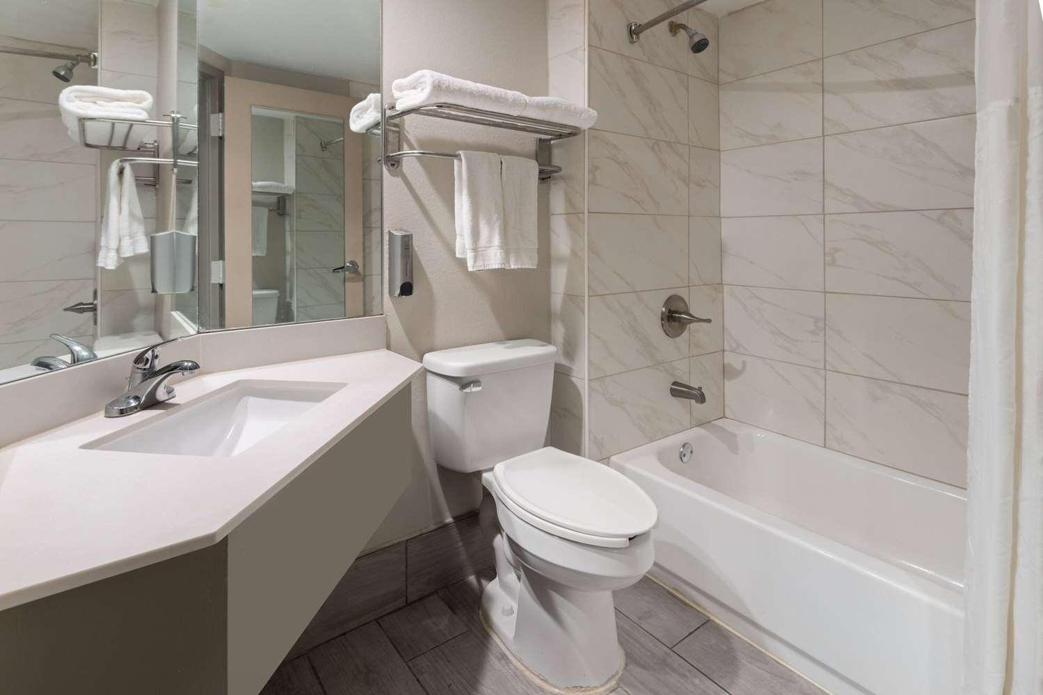 Days Inn & Suites by Wyndham Albany — 4
