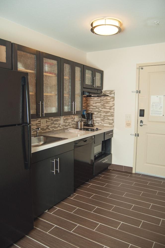 Candlewood Suites Fort Collins — 8