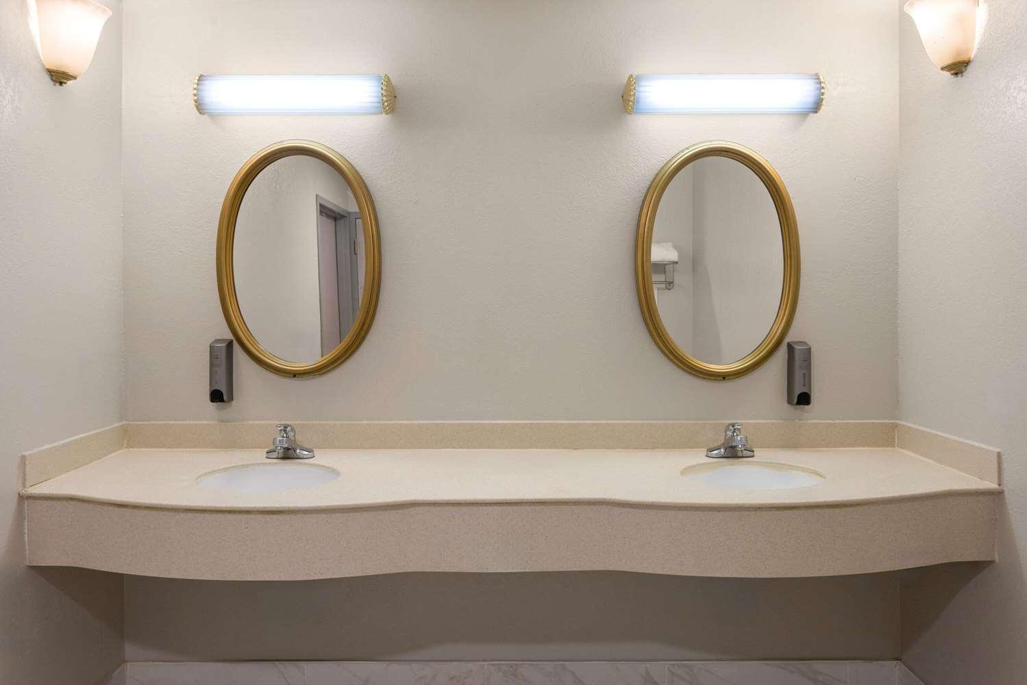 Days Inn & Suites by Wyndham Albany — 6