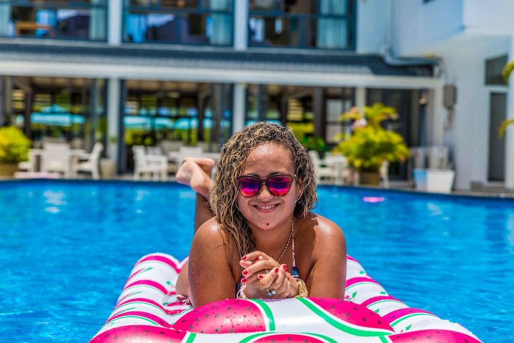 MURI BEACH CLUB HOTEL — 10