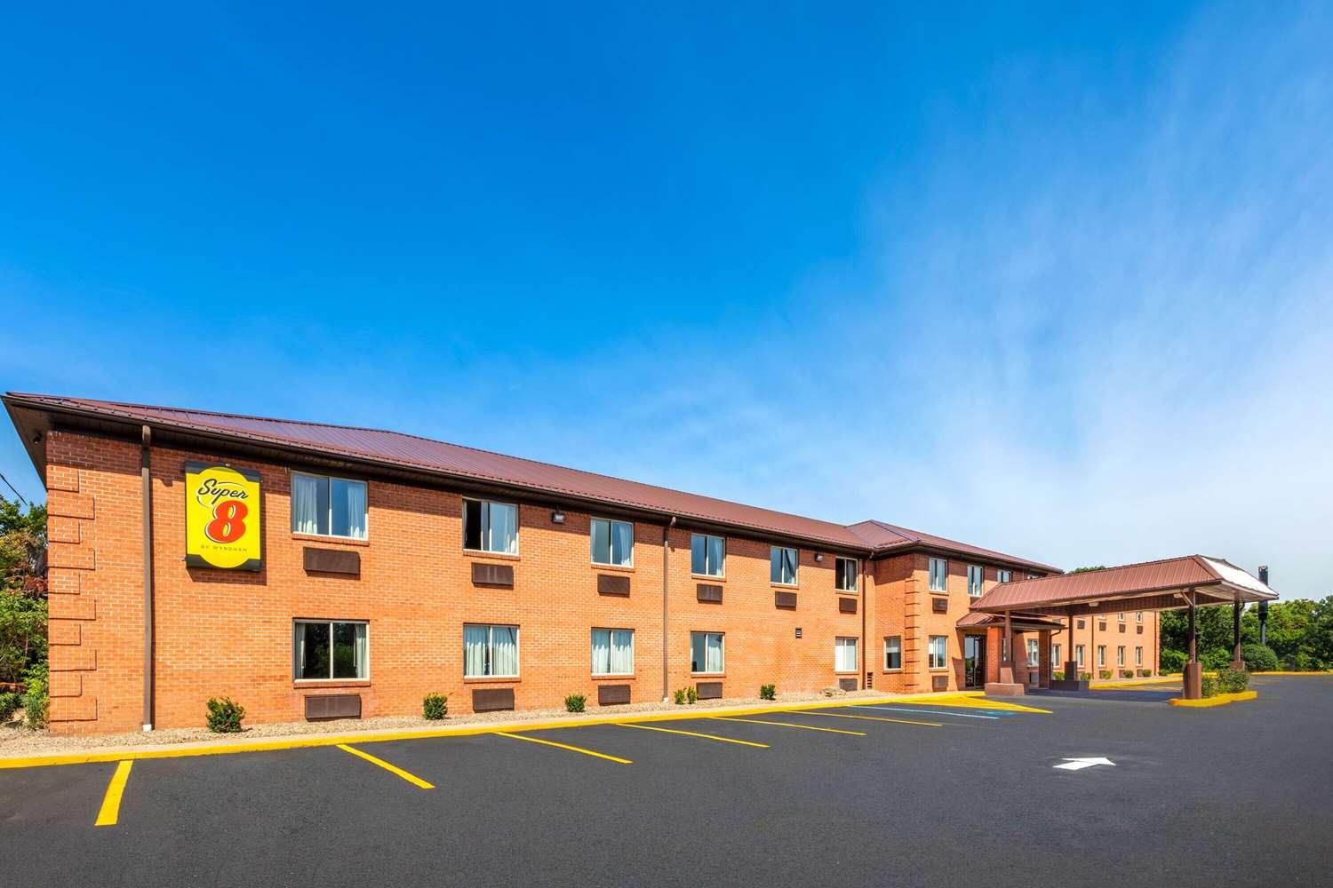 Super 8 By Wyndham Fairmont, WV — 10