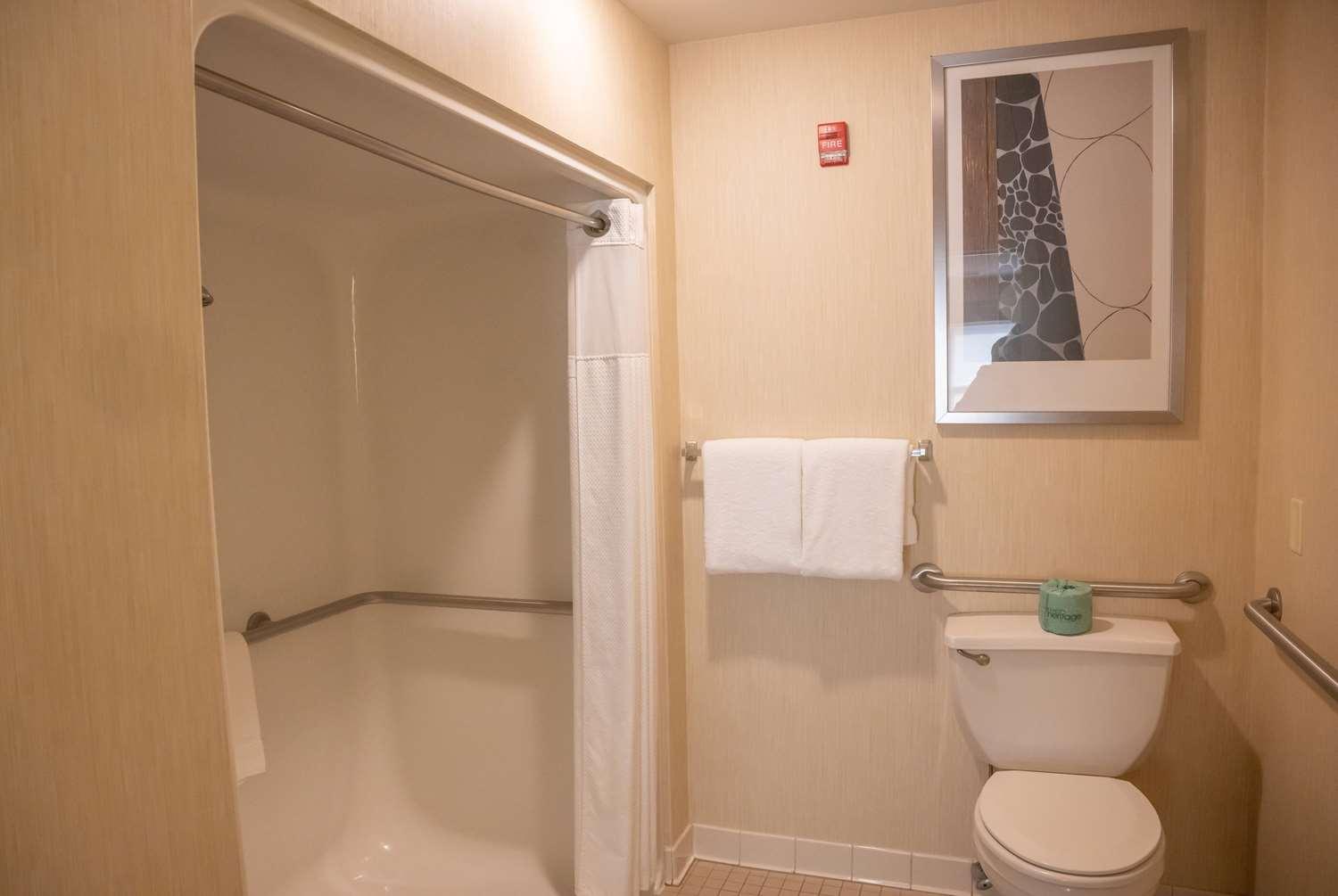 Hawthorn Suites by Wyndham Erie — 9