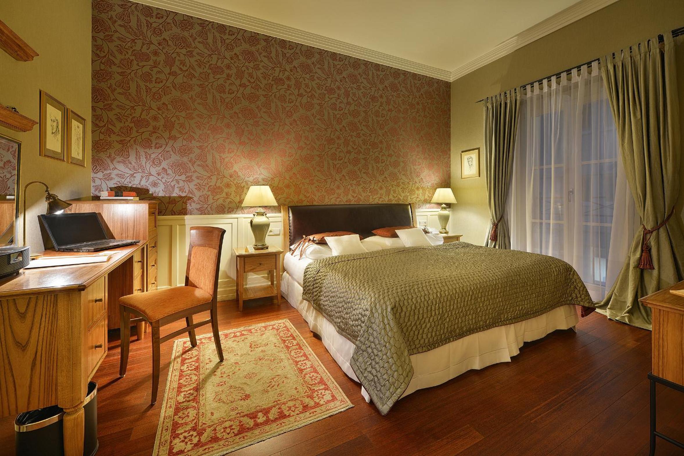 MARROL'S HOTEL — 10