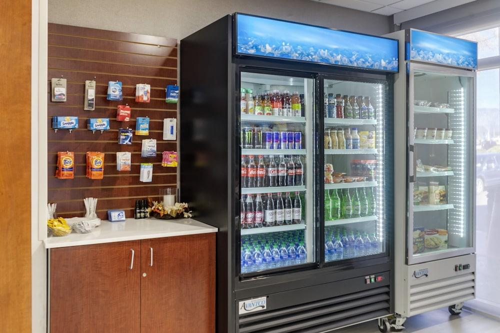 Holiday Inn Express Hotel and Suites Albuquerque Midtown — 9