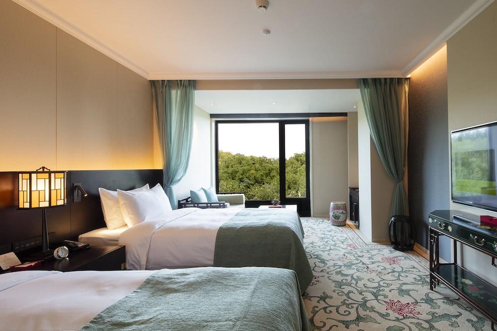 GRAND HOTEL — 7