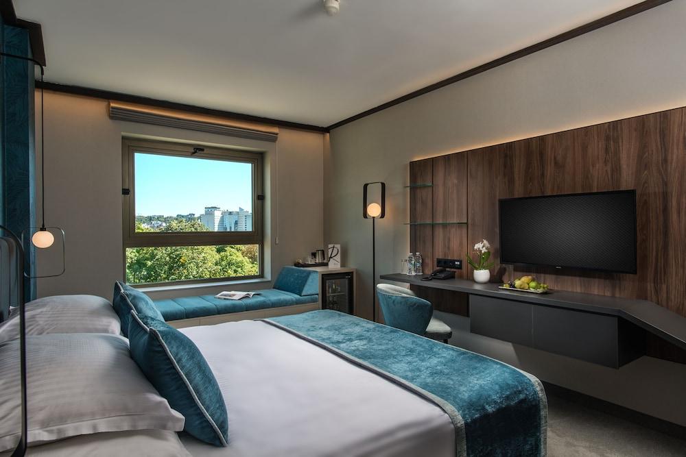 ROSSLYN CENTRAL PARK HOTEL — 9