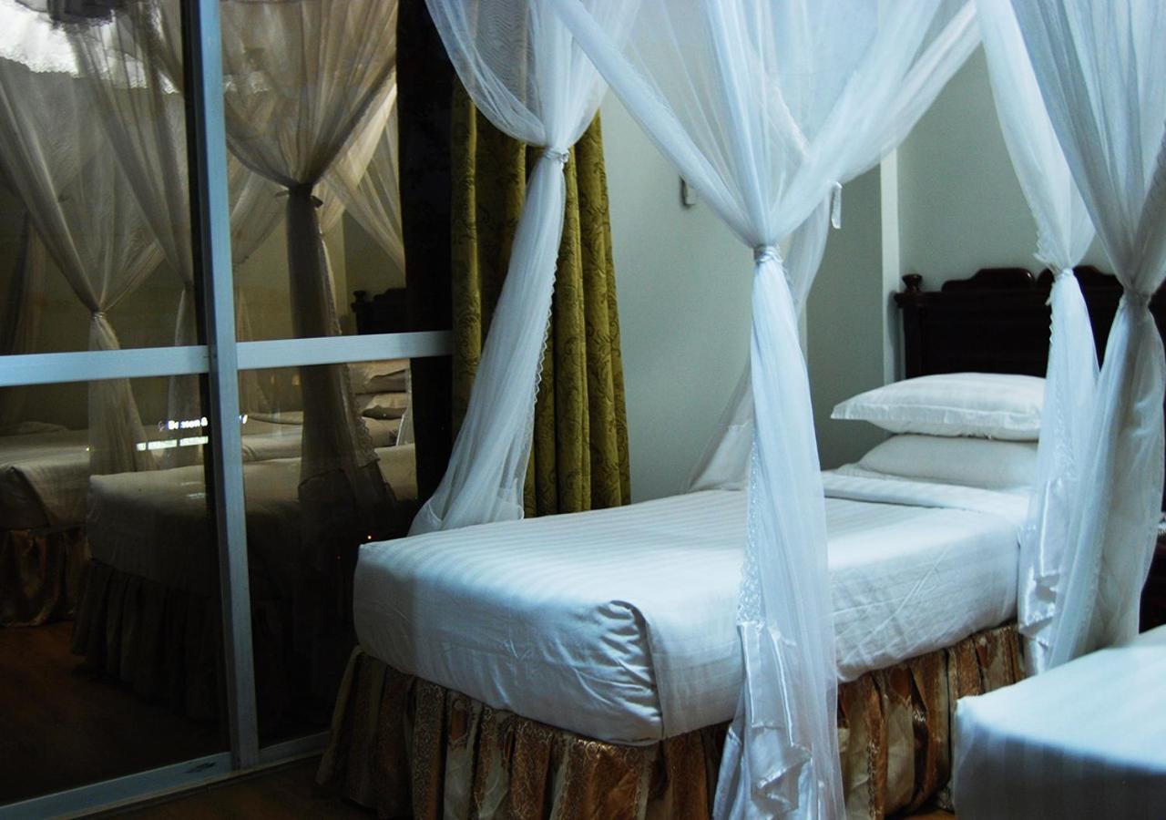 MC ELLYS HOTEL(V) — 10