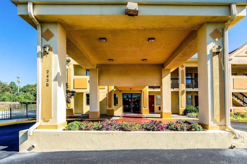 Econo Lodge Christiansburg-Blacksburg I-81 — 4