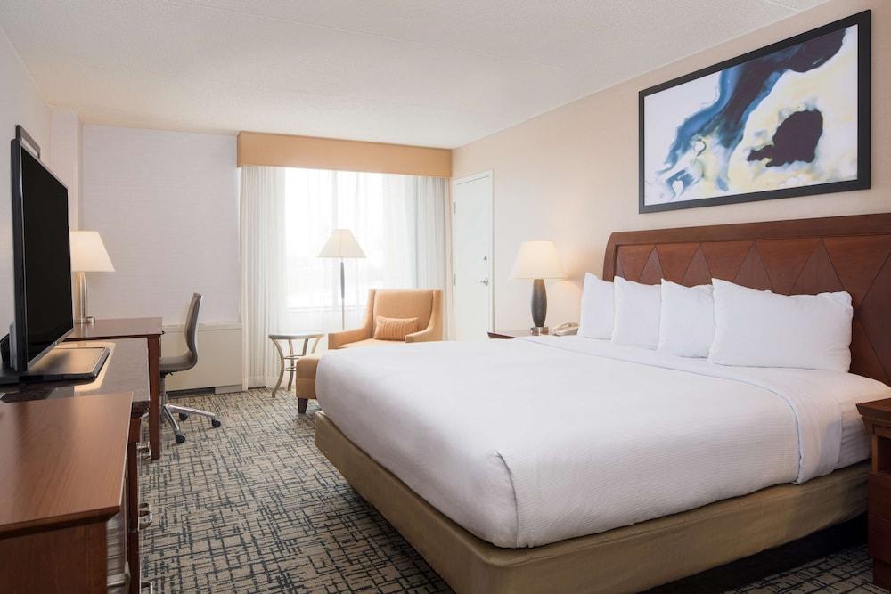Doubletree By Hilton Hotel Syracuse — 9