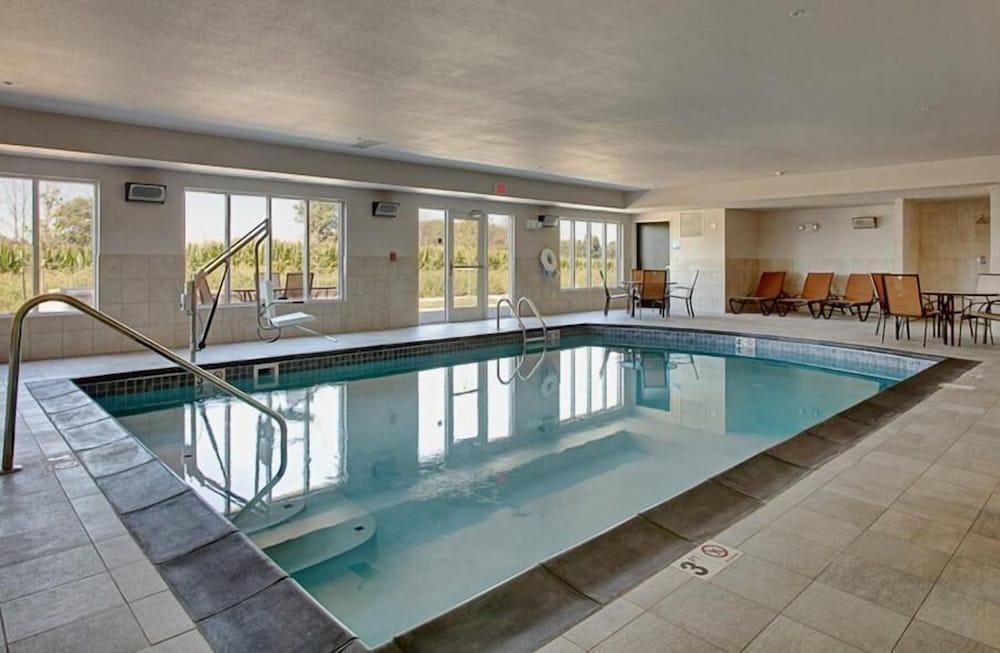 Holiday Inn Express Hotel & Suites North Fremont — 7