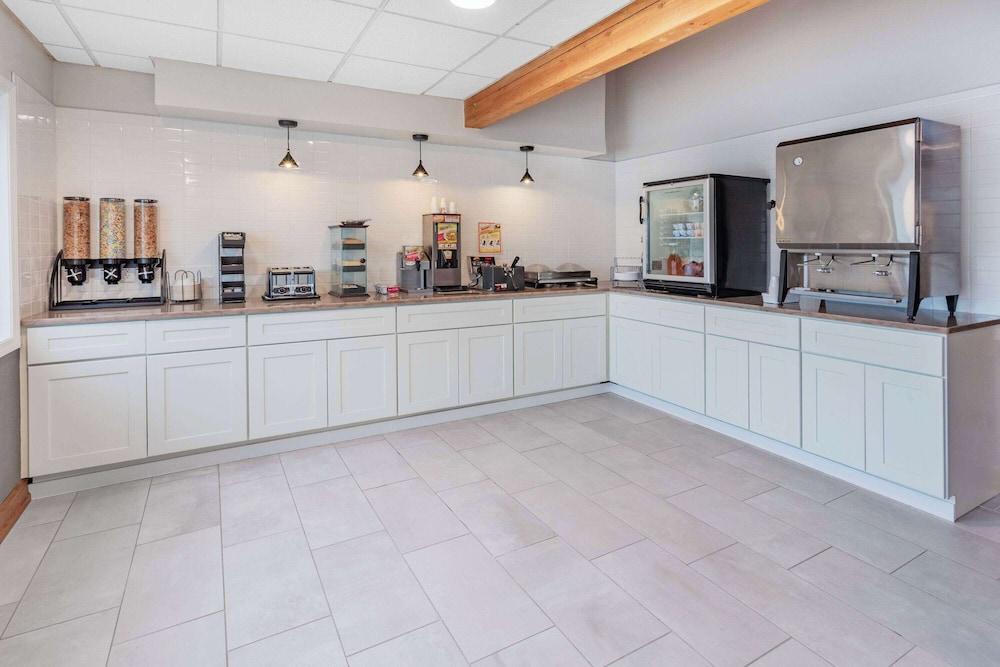 Baymont by Wyndham Brooklyn Center — 10