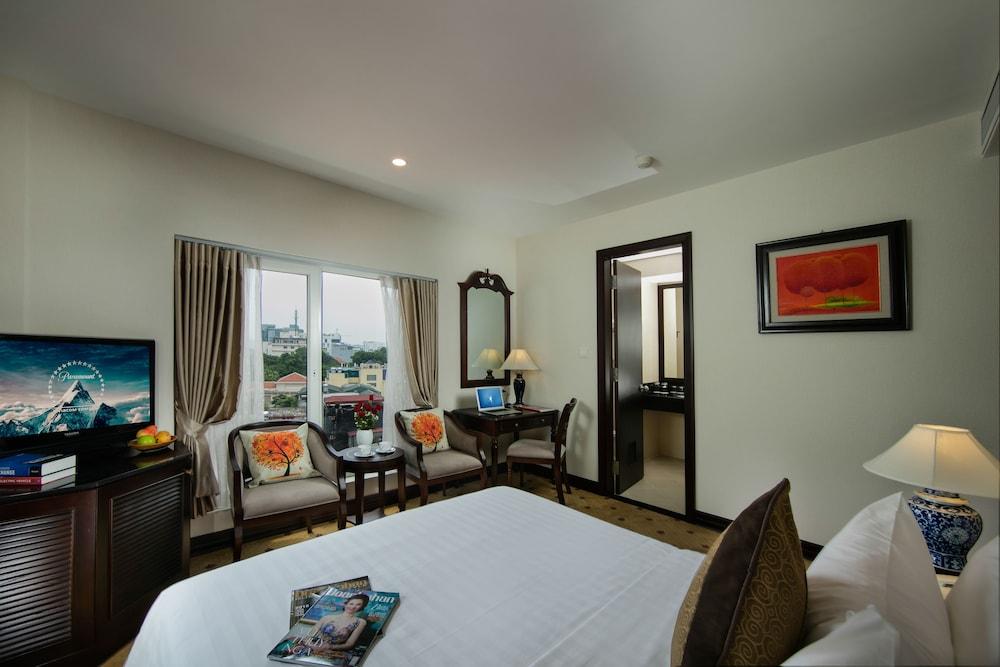 Zephyr Suites Boutique Hotel — 10