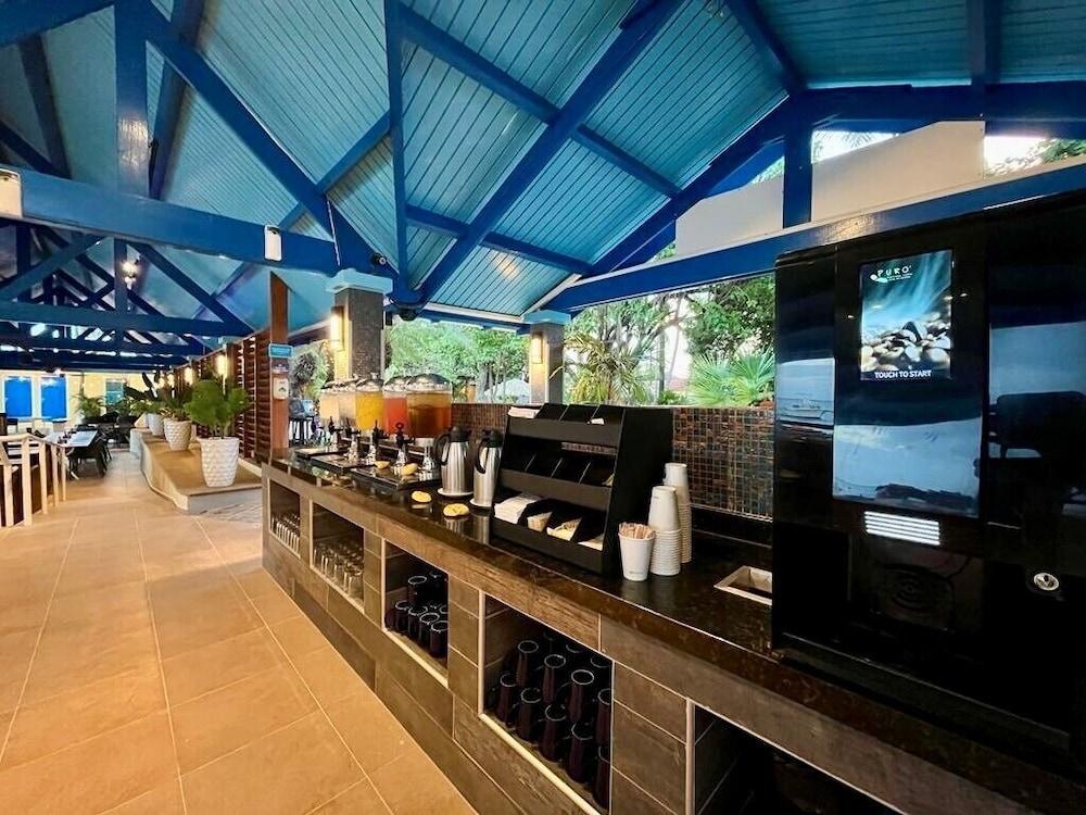 Divi Flamingo Beach Resort — 4