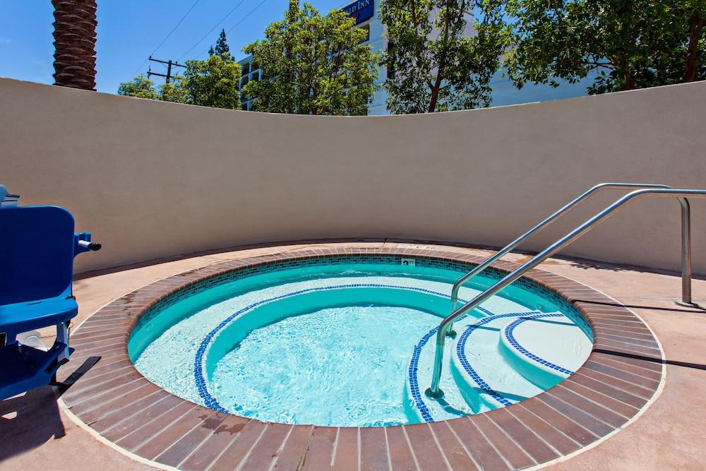 Holiday Inn Express & Suites Anaheim Resort Area — 4